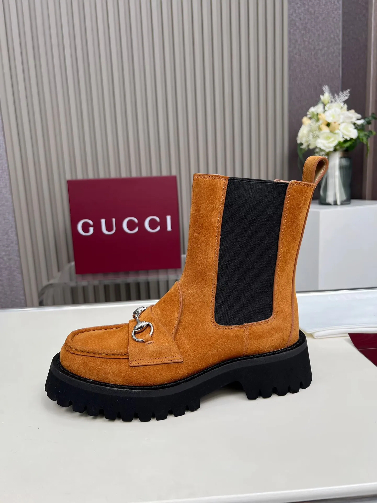 👟👟Ex-factory price 640👟👟 New version of Gucci GUCCI hot sale✅Ankle boots 🎉Very easy to match👍Elastic design on both sides [strong] Easy to put on and take off, especially retro British style, Gucci buckle decoration on the front💎LOGO✅ Fabric: imported cowhide 🐂High mercerized velvet, lining/foot: cow lining Color: black caramel color Brown 3 colors optional Number of yards: 35-42 {2 heads need to be customized} Heel height: 5cm Packing: Comes with card and cloth bag.